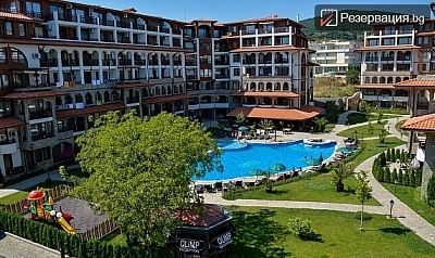 Отдих на море за двама в Свети Влас. Нощувка за двама + ползване на басейн, шезлонг и чадър - цена 16.53лв. на човек
