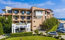 All Inclusive на самия плаж в хотел Оазис Дел Маре - Лозенец с чадър и шезлонг на басейна