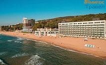 На Ол Инклузив в Слънчев ден, хотел Марина с външен и вътрешен басейн, чадър и шезлонг на плажа и басейна
