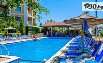 LAST MINUTE оферта за почивка на брега на морето в Бяла! Нощувка със закуска + басейн, шезлонг и чадър + Безплатно за дете до 11.99 г., от Комплекс Вемара Клуб