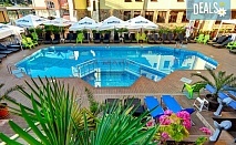 Лукс почивка през лятото в хотел Тиа Мария, Слънчев бряг: Нощувка на база All Inclusive, открит басейн с чадъри и шезлонги, безплатно за дете до 11.99 г.