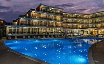 Лято 2022 на метри от плаж Каваци, оферта Полупансион юли и август от хотел Мирамар