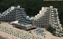 На море в Албена! Нощувка на база All inclusive + чадър и 2 шезлонга на плажа в Албена от хотел Мура