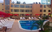На море в Китен! Нощувка със закуска и вечеря в хотел Sunny Paradise 3*, басейн с джакузи и детски басейн, шезлонг с чадъри, безплатно за дете до 5.99 г.