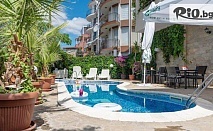 На море в Свети Влас: Нощувка със закуска за трима + басейн и паркинг в Sea Vista Hotel