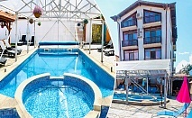  Нощувка на човек + топъл минерален басейн в семеен хотел Карпе Дием, с. Баня до Банско 