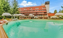 Нощувка със закуска и външен басейн в хотел Мура, Боровец