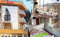 Нощувка със закуска за двама с джакузи в Комплекс Сафи, Доспат
