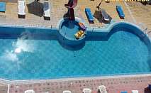 Нощувка със закуска и вечеря + ползване на басейн, чадър и шезлонг от хотел Хит, Равда