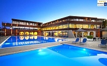  На първа линия в Blue Dolphin Hotel, Метаморфоси, Гърция! Нощувка за ДВАМА със закуска и вечеря + басейн. Дете до 11.99г. БЕЗПЛАТНО! 