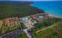  На първа линия в Simantro Resort 5*, Сани, Касандра, Гърция! Нощувка със закуска на човек + басейн. Възможност за доплащане за вечеря. Дете до 11.99г. БЕЗПЛАТНО! 