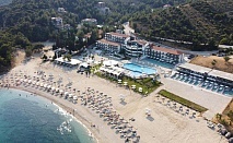 На първа линия на о-в Тасос в Blue Dream Palace Trypiti Beach: закуски, вечери и посещение на Кавала