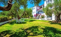  На 100м. от плажа във Faros Apartments, Посиди, Гърция! Нощувка на човек с възможност за закуска и вечеря 