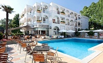 На 60м. от плажа в Платамонас, Гърция! 3+ нощувки на човек със закуски + басейн в Kronos Hotel! Дете до 6г. БЕЗПЛАТНО! 