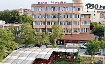 Почивка на 100 метра от плажа в Приморско в ТОП сезон! Нощувка със закуска и вечеря + басейн, чадър и шезлонг, от Хотел Пловдив