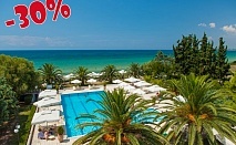  Почивка на първа линия + чадър и шезлонг на плажа и дете до 12г. безплатно в Касандра, Гърция! 2+ нощувки, закуски и вечери на човек + басейн в хотел Kassandra Mare Hotel & Spa Club**** 