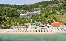 Почивка на първа линия в Халкидики, Гърция! 5 или 7 нощувки със закуски и вечери + Безплатно за дете до 11.99 г. в Mendi Hotel 4*, от Ambotis Holidays
