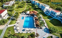 През Юни на Халкидики в Iris Hotel Siviri, закуска и вечеря с чадъри и шезлонги на басейна