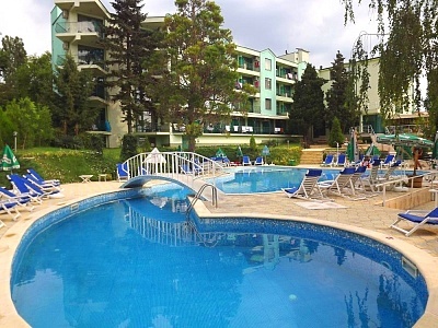 All Inclusive нощувка на човек + басейн и безплатен транспорт до плаж Кабакум от хотел Силвър, местност Чайка, Златни пясъци