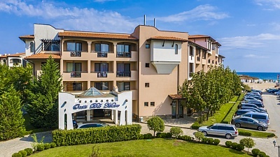 All Inclusive на самия плаж в хотел Оазис Дел Маре - Лозенец с чадър и шезлонг на басейна