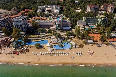 На All Inclusive в Златни пясъци, Хотел Лилия, външен басейн с чадър и шезланги