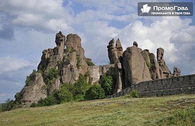 До Белоградчишките скали, крепостта Калето, пещерата Магура и Рабишкото езеро за 28 лв.