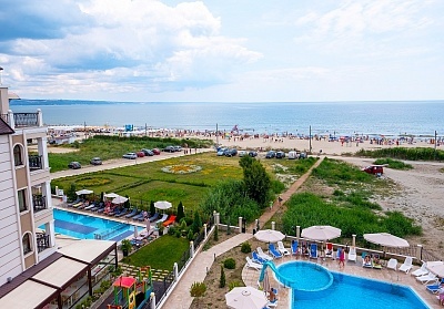На брега на морето в Кранево. Нощувка на човек на база All inclusive + басейн + шезлонг и чадър на плажа от хотел Верамар Бийч****. Дете до 11.99г. - безплатно