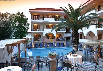 Чаровният Hotel Calypso край плажа в Ханиоти, Гърция