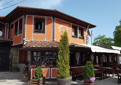  Декември в Копривщица: Нощувкa на човек със закуска и вечеря в хотел Чучура 