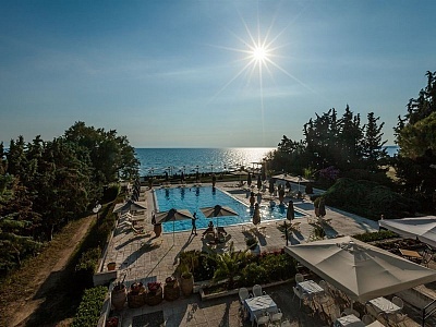 5 дни полупансион за двама през август в Kassandra Mare Hotel