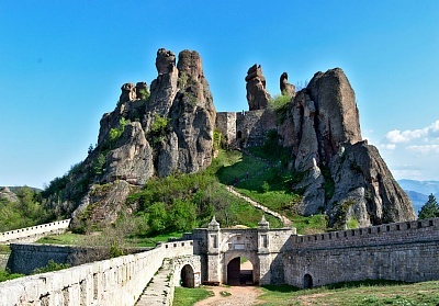  Еднодневна автобусна екскурзия до Белоградчишките скали, крепостта Калето и пещерата Магурата през април на ТОП цена от ТА Поход 