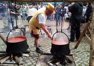Еднодневна екскурзия до фестивала на саламурата и пещерата Съева дупка в Тетевен