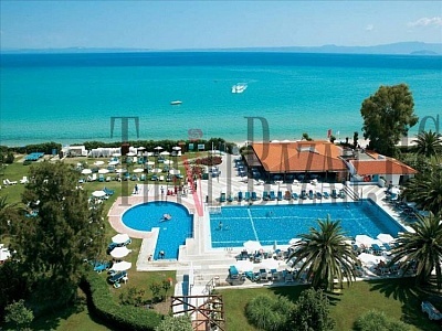 Grecotel Pella Beach 4*, Халкидики-Касандра. Нощувка+закуска+вечеря. 2 плувни басейна и собствен плаж, красива градина, ресторант и таверна на плажа.