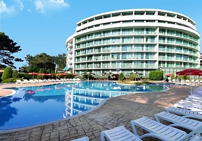 Хотел Цезар Палас в Слънчев бряг: Нощувка на първа линия с басейн