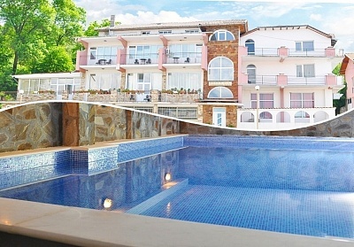 Хотел Черния кос в Огняново: Нощувка със закуска и минерален басейн