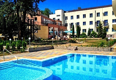 Хотел Дружба 1, Банкя – Нощувка и закуска с минерален басейн и СПА