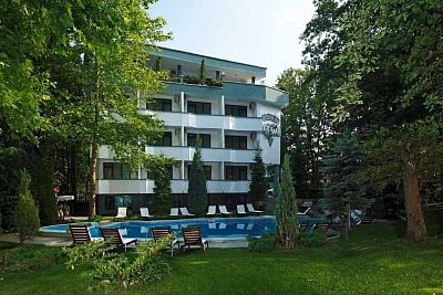  13.06-23.06 в хотел Елмар, Китен! Нощувка на човек със закуска, обяд и вечеря + басейн на 100м. от плаж Атлиман 
