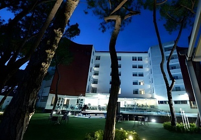 Хотел Giulivo Lux 4* в Бая Домиция, Италия - Почивка на първа линия с включени закуски и вечери