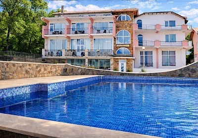 Изгодна почивка в Огняново - хотел Черния кос с минерален басейн