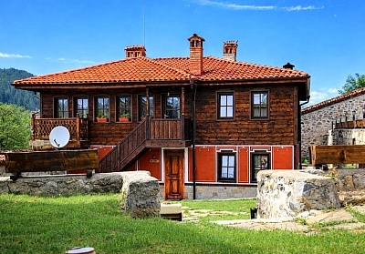 Къщата на комплекс Red House в Копривщица: нощувка със закуска за 8 души