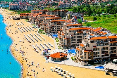 Късно лято на първа линия в Обзор Бийч Ризорт с басейни