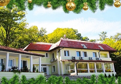 Коледа в Котел: Нощувка със закуска и вечеря във вилна зона Чукарите