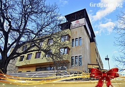 Коледа, СПА и басейн с топла минерална вода във Велинград. 3 нощувки, 3 закуски, празничен обяд и 3 вечери в Хотел България