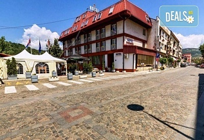 Купон по сръбски в Димитровград: 1 нощувка с жива музика и местни напитки