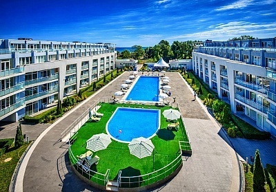 Летни приключения в Черноморец: Нощувка с изхранване в Комплекс Блек Сий Стар