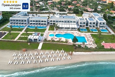 Луксозна оферта на първа линия в Геракини, Гърция: All Inclusive почивка с басейни и частен плаж