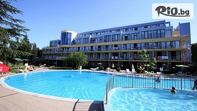 Лятна почивка в Св. Св. Константин и Елена! Нощувка с възможност за закуска и вечеря или на база All Inclusive + външен басейн, шезлонг, от Хотел Корал 4* на 350 метра от плажа