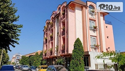 Лятна почивка в Равда през ТОП сезон! Нощувка с възможност за закуска за до четирима, от Art Villa Rozalia на 250 метра от централния плаж