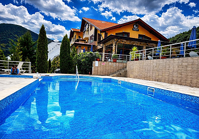 Лятна почивка във Велинград със закуска, минерални басейни и релакс зона