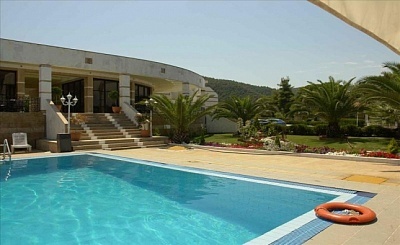 Лятна почивка във Вурвуру, Гърция: 3, 5 или 7 нощувки на база закуска и вечеря в хотел Rema 3* за 210 лв 